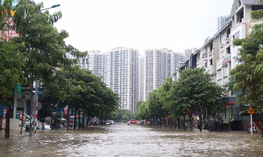 Vì sao khu vực phía Tây Hà Nội liên tục ngập sâu sau mưa lớn?