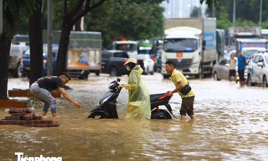Hà Nội chuẩn bị kịch bản 'chống tê liệt' giao thông khi mưa cực đoan