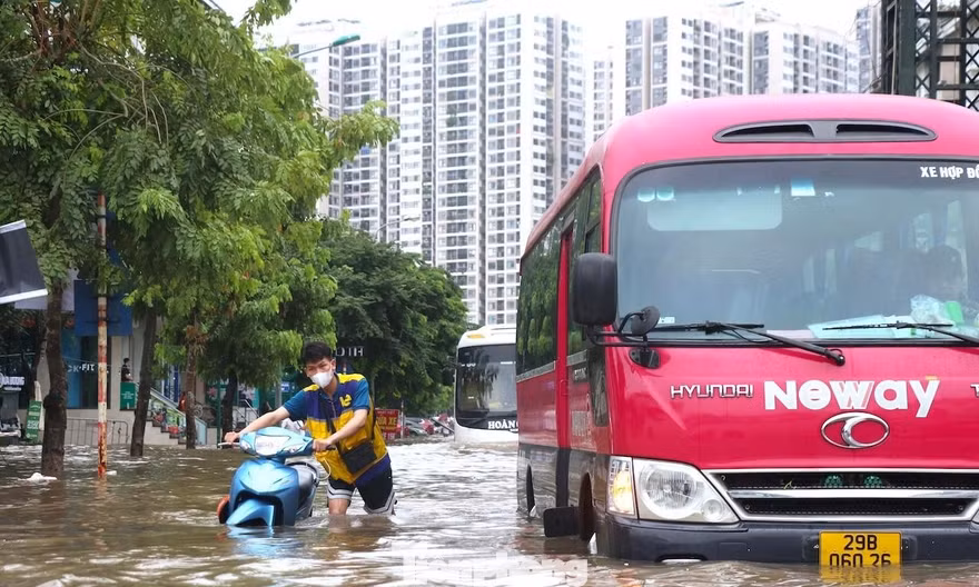 Kiên quyết chặn người và xe qua các điểm ngập sâu tại Hà Nội