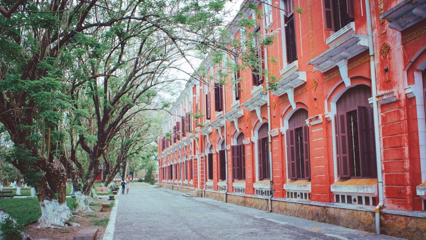 womcwygn-truong-quoc-hoc-hue.jpg