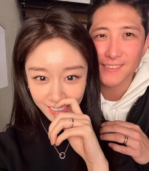 Ji Yeon (31 tuổi) và cầu thủ bóng chày Hwang Jae Gyun (37 tuổi) ly hôn sau 2 năm chung sống. Ji Yeon (31 tuổi) và cầu thủ bóng chày Hwang Jae Gyun (37 tuổi) ly hôn sau 2 năm chung sống.