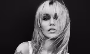 Miley Cyrus vươn lên Top 1 Billboard 200 sau hơn một thập kỷ với album mới