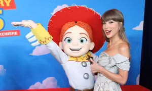 Taylor Swift tái xuất đường đua giải thưởng nhạc đồng quê sau hơn một thập kỷ