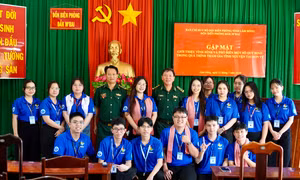 Sinh viên ĐHQG-HCM khoác "Quân trang Xanh": Thắm tình quân dân nơi tuyến đầu