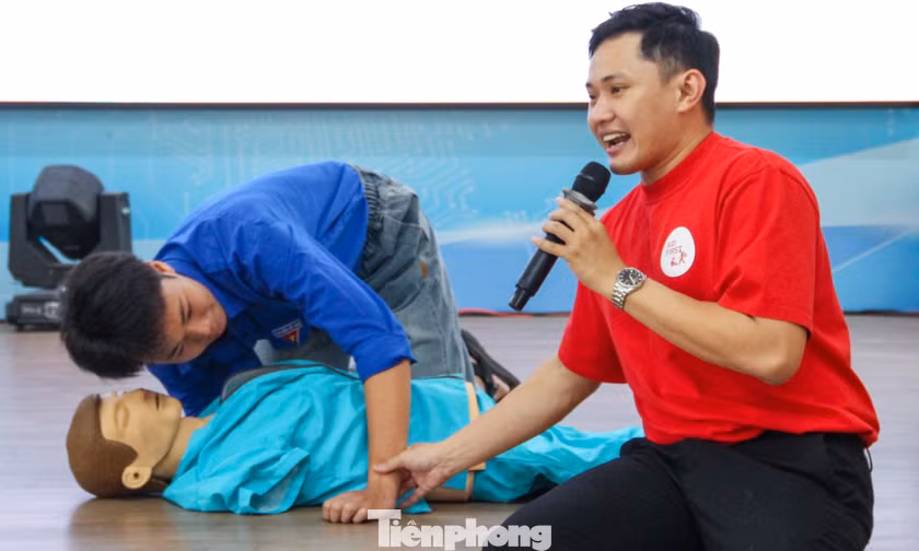 Bạn trẻ học sơ cấp cứu, tập ép tim, xử lý hóc dị vật...