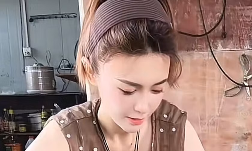 Từ tiếp viên hàng không đến 'Tây Thi bán cua' nổi tiếng Trung Quốc