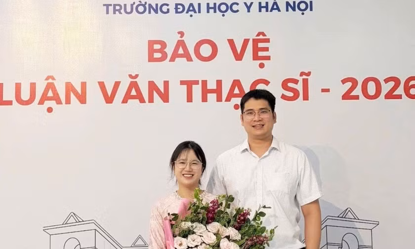 Cặp đôi bác sĩ nội trú không đi chơi, không du lịch suốt 8 năm yêu