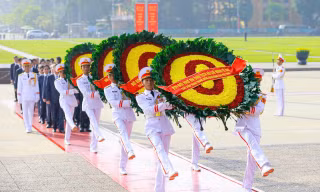 Lãnh đạo Đảng, Nhà nước vào Lăng viếng Bác và dâng hương tưởng niệm các Anh hùng liệt sĩ