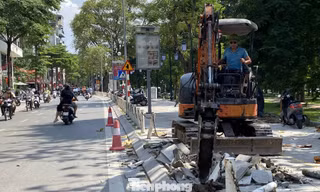 Vỉa hè lát đá trên tuyến đường trăm tỷ ở Hà Nội bị đục phá