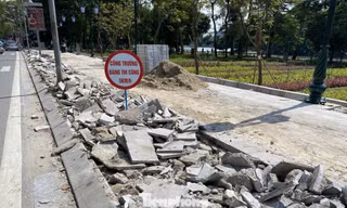Vụ ‘đục phá vỉa hè lát đá trên tuyến đường trăm tỷ’ được báo cáo Thường trực Thành ủy Hà Nội ra sao?