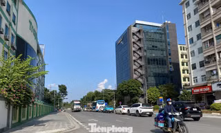 Hà Nội: Nắng nóng 'thiêu đốt' ở tuyến phố không còn cây xanh sau cải tạo 
