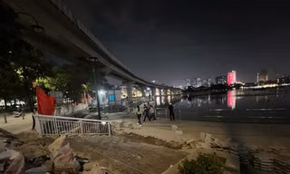 Vừa cải tạo, đường đi bộ ven hồ Đống Đa đã nham nhở vì lý do bất ngờ