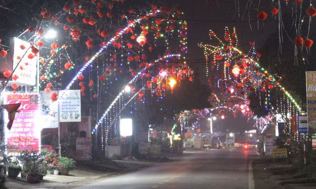 Người dân Phú Thọ chi cả triệu đồng trang trí cây nêu đón Tết
