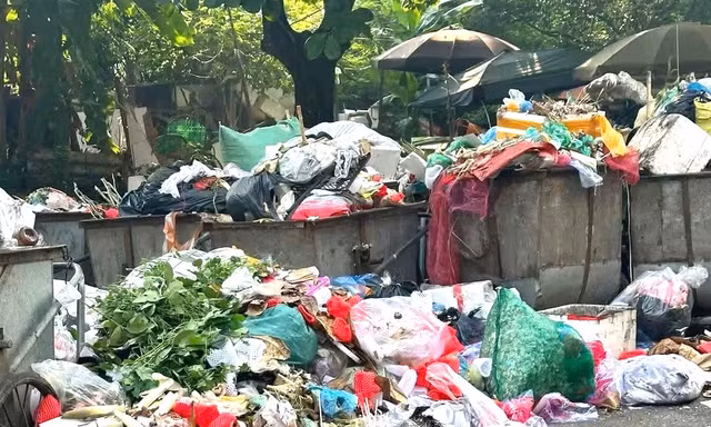 Rác ùn ứ trên đường phố, tỉnh Phú Thọ chỉ đạo khẩn