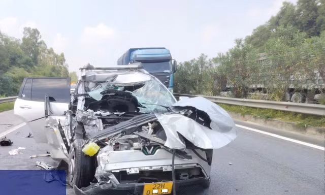 Xe con vỡ nát sau cú đâm đuôi xe đầu kéo trên cao tốc Nội Bài - Lào Cai