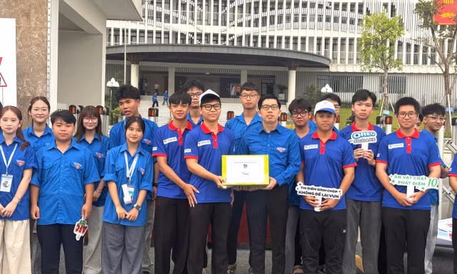 ‘Áo xanh’ Đất Tổ tiếp sức sĩ tử thi tốt nghiệp THPT