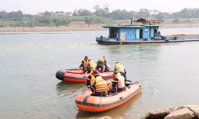 Nghi vấn mẹ ôm con 2 tuổi nhảy cầu ở Phú Thọ