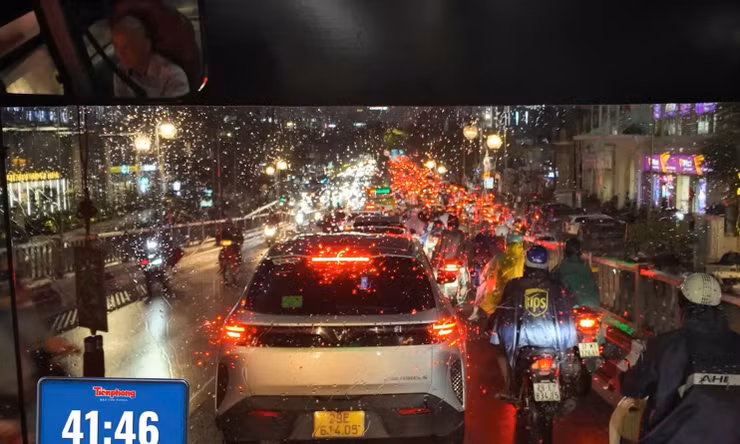 Buýt nhanh BRT bị vây hãm ở các nút giao vào giờ tan tầm thế nào?