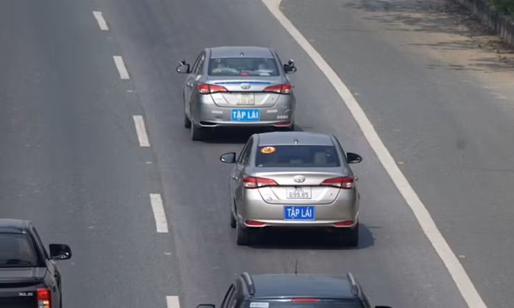 Xe tập lái trên cao tốc: Đánh cược sinh mạng vào những 'tay lái non'