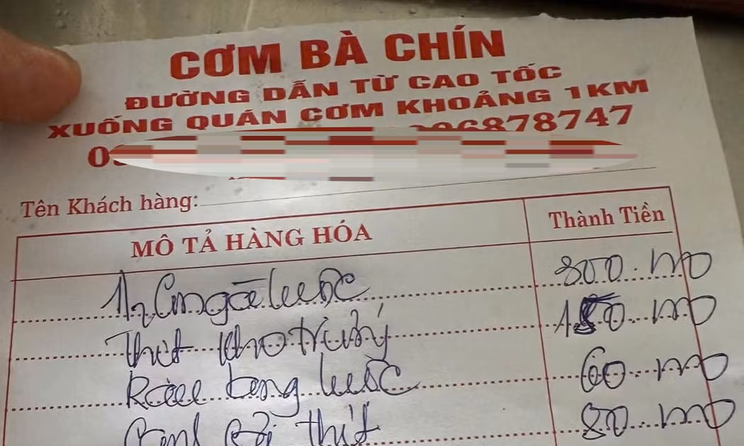 Ghé quán cơm bình dân, tài xế bức xúc vì nửa con gà giá 300.000 đồng