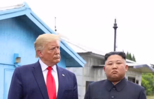 Ý nghĩa của việc ông Trump bất ngờ đăng ảnh chụp với ông Kim Jong Un