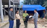 Nữ sinh lớp 6 bị đánh ngã sõng soài trong phòng học