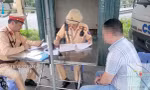 Tổ công tác, Cục CSGT làm việc với người vi phạm. Ảnh: CACC.