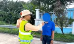 Phát hiện tài xế vi phạm nồng độ cồn kịch khung, CSGT lập tức điều xe khác chở 45 khách du lịch
