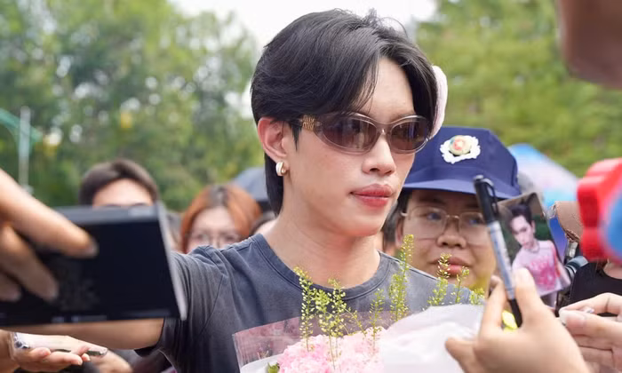 Phố đi bộ Trần Nhân Tông náo loạn khi Pháp Kiều bất ngờ xuất hiện
