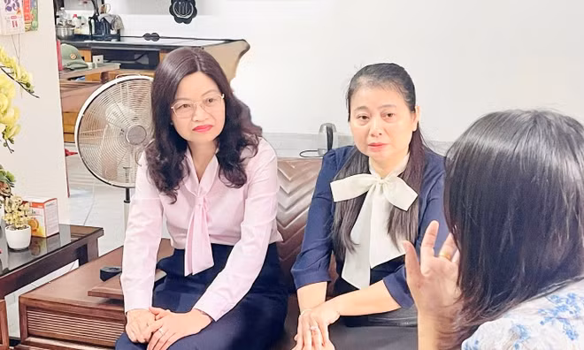 Phó Cục trưởng Nhà giáo và Cán bộ quản lí giáo dục Nguyễn Thị Hạnh thăm hỏi, động viên cô giáo