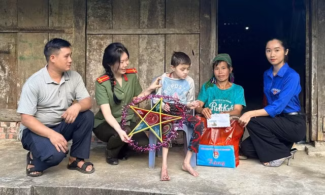 Áo xanh mang Trung thu ấm áp đến trẻ em vùng cao Tuyên Quang