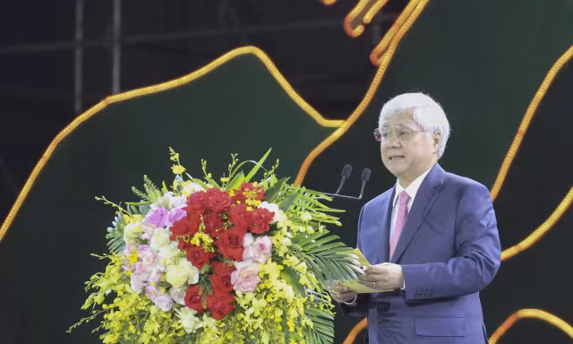 Phó Chủ tịch Thường trực Quốc hội Đỗ Văn Chiến dự Lễ khai mạc Ngày hội Văn hóa dân tộc Mông