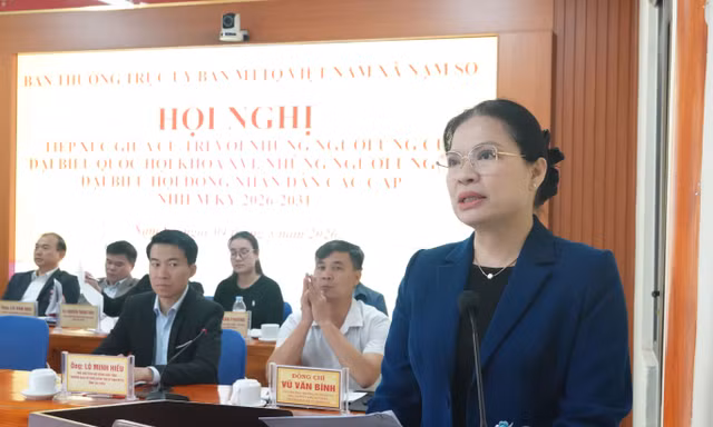 Bà Hà Thị Nga, Phó Chủ tịch, Tổng Thư ký Ủy ban Trung ương MTTQ Việt Nam và bà Giàng Páo Mỷ, Chủ tịch HĐND tỉnh, Trưởng đoàn đại biểu Quốc hội tỉnh Lai Châu kiểm tra công tác chuẩn bị bầu cử tại điểm bầu cử số 10, xã Nậm Sỏ