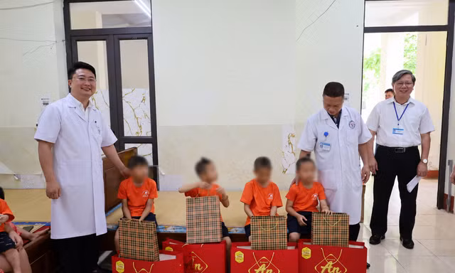 4 cháu bị đánh ở chùa Bầu được người thân đón về quê