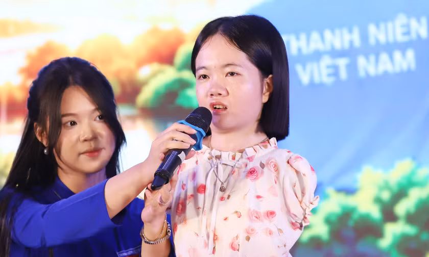 Cô giáo khuyết tật tập viết bằng chân truyền cảm hứng cho người trẻ
