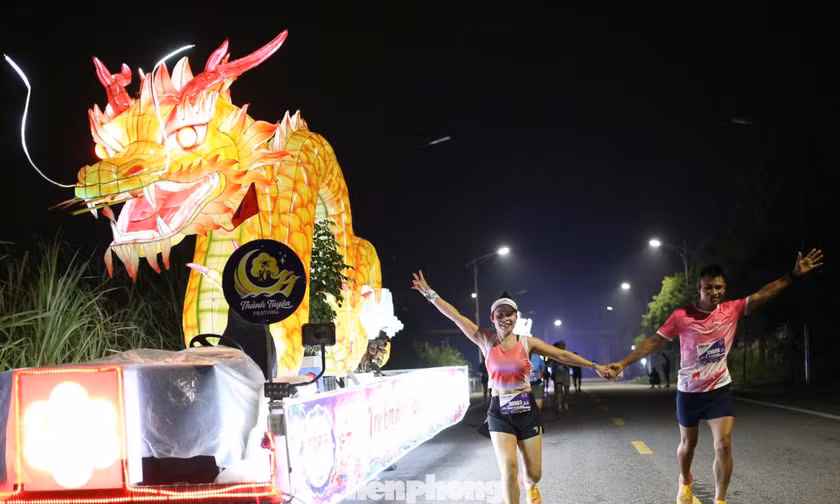 Gần 3.000 runner chạy giữa những đèn lồng Trung Thu khổng lồ