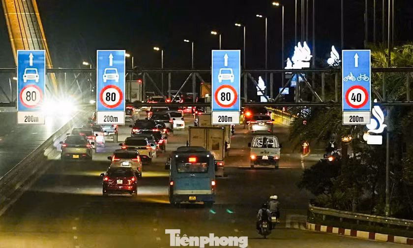 Cảnh cầu Nhật Tân ùn ứ trước giờ áp dụng quy định giữ khoảng cách