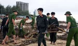 60 cán bộ, chiến sĩ công an dọn hàng chục tấn rác trên bãi biển Nhật Lệ sau mưa lũ 