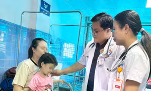Cứu sống bé gái 'khoái' ăn tóc, cát, vữa tường