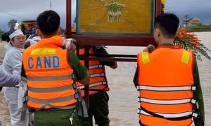 Tình quân dân ấm áp trong tang lễ giữa biển nước ở Quảng Trị