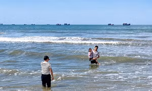 Nam sinh lao ra biển bơi hàng trăm mét cứu bé gái, từ chối tiền cảm ơn 
