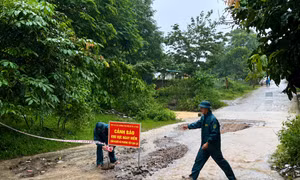 Mưa lớn ở Quảng Trị, 13 ngầm tràn bị ngập, giao thông nhiều nơi ách tắc