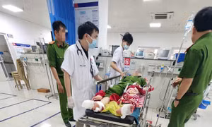 Đại úy công an bị tấn công tại trụ sở đã được phẫu thuật sọ não và nối lại bàn chân 
