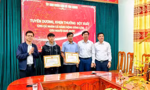 Khen thưởng hai cha con dũng cảm cứu người giữa dòng nước dữ