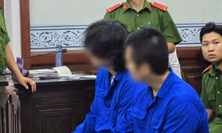 Hai bị cáo tại phiên tòa,