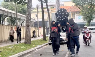 Nhóm thanh niên khiêng quan tài trước chợ Bến Thành gây xôn xao dư luận. Ảnh: C.A.