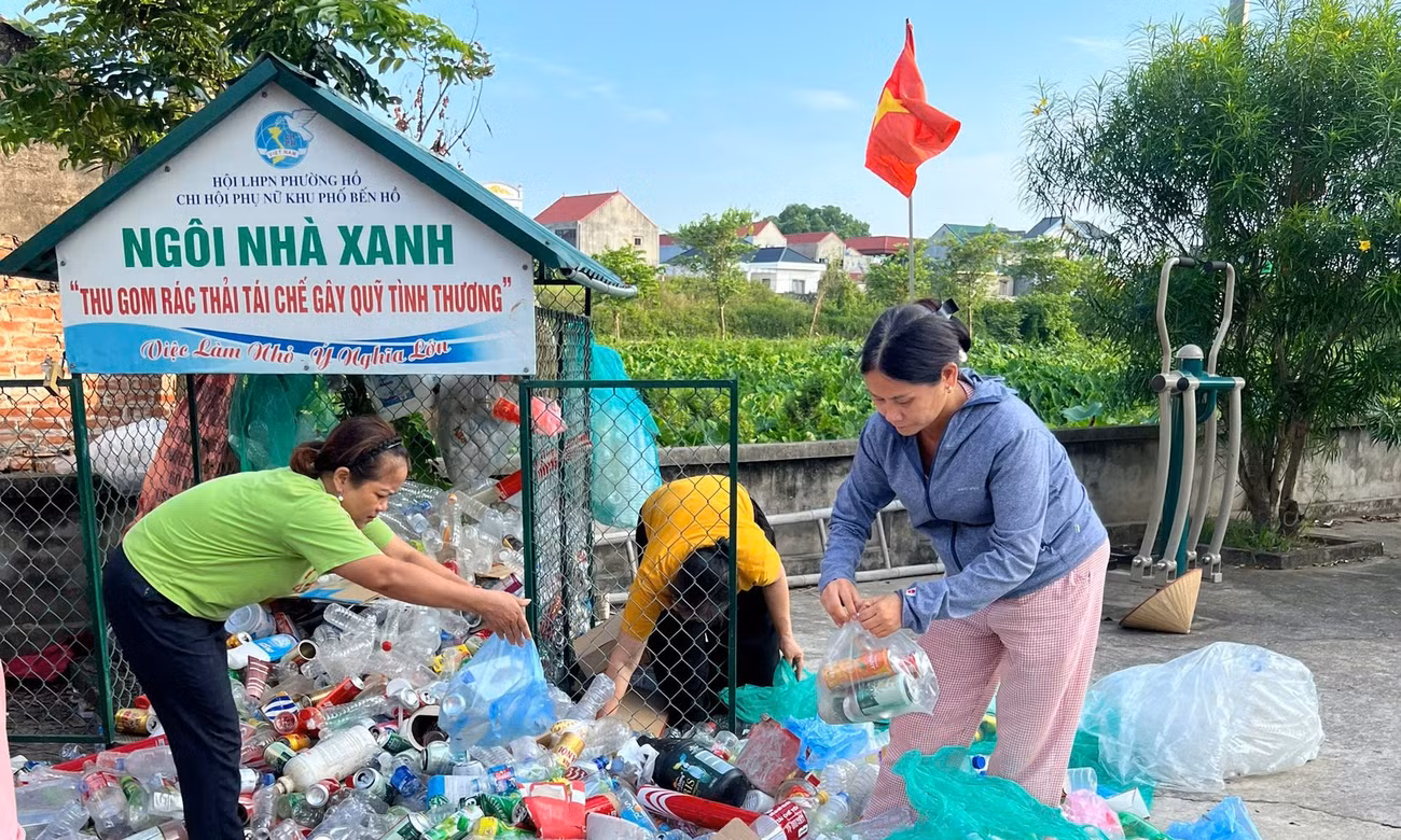 Chị em phụ nữ phường Thuận Thành tích cực tham gia mô hình "Ngôi nhà xanh" phân loại rác thải bán lấy tiền gây quỹ tình thương.