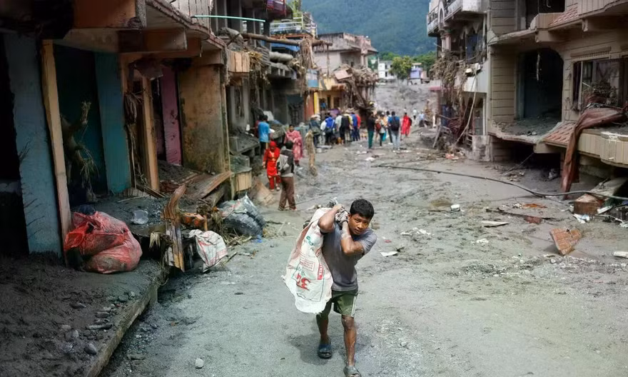 Hậu lũ quét, Nepal chôn cất tập thể hàng trăm nạn nhân chưa rõ danh tính