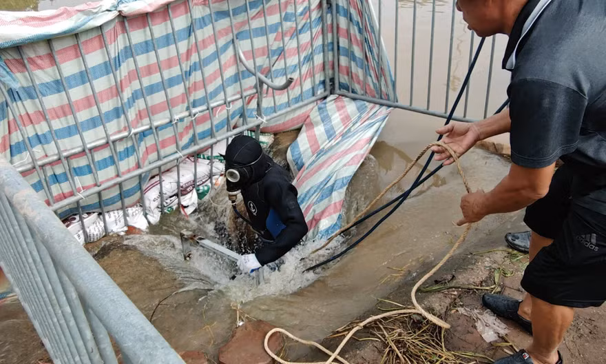 Hà Nội: Người nhái lặn tìm nam sinh nghi mất tích khi đi qua đường ngập