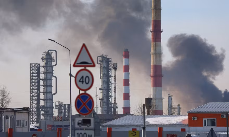 Nga tố Ukraine tấn công nhà máy lọc dầu bất chấp đề xuất ngừng bắn